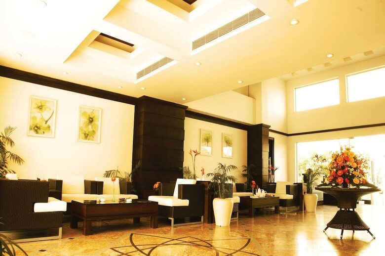 Treehouse Hotel Club & Spa