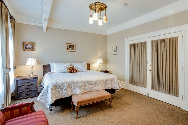 Bed & Breakfast O Canada House