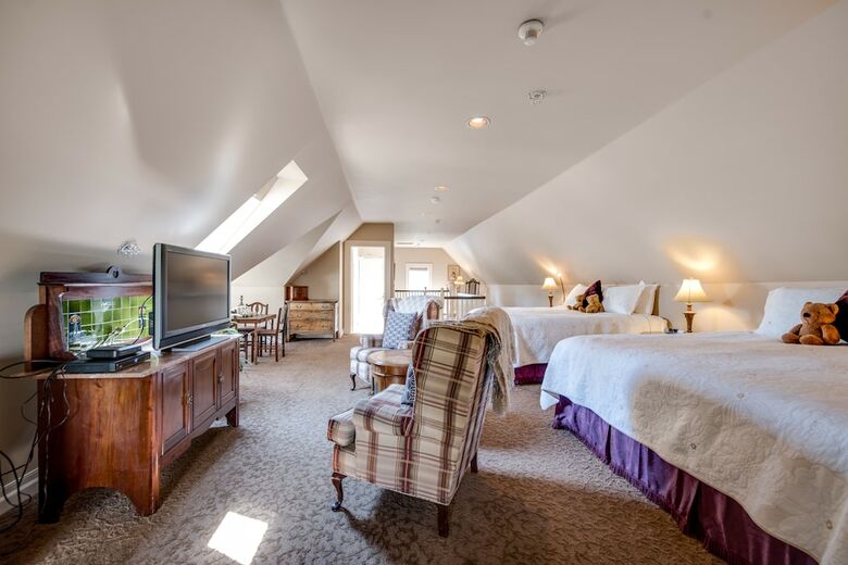 Bed & Breakfast O Canada House