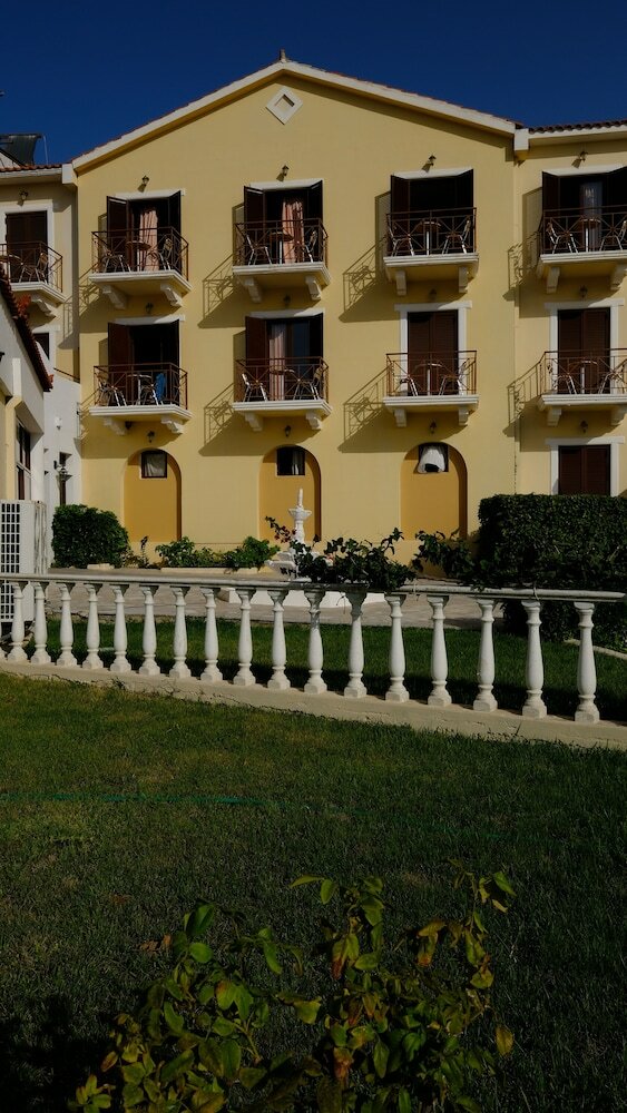 Hotel Karavados Beach