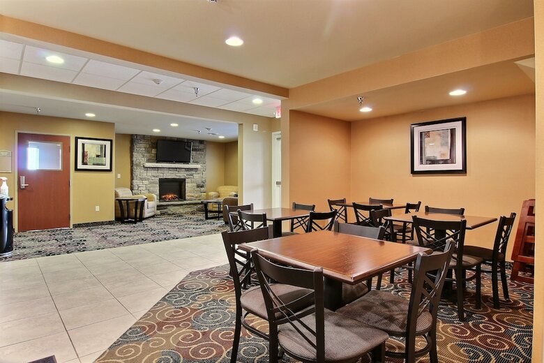 Cobblestone Hotel & Suites - Crookston