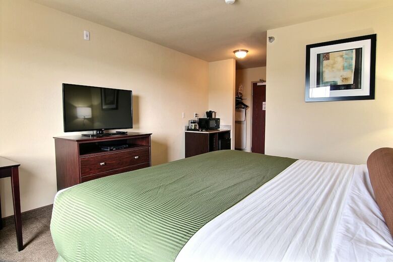 Cobblestone Hotel & Suites - Crookston