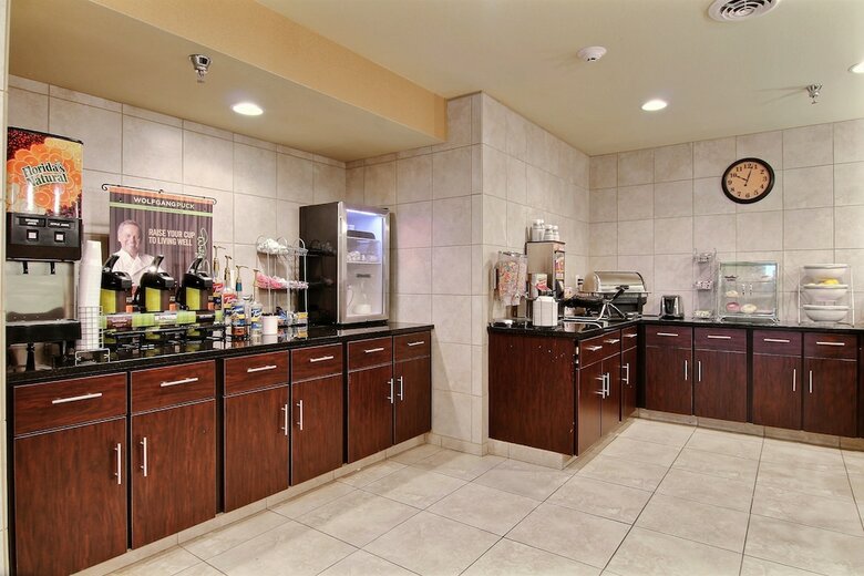 Cobblestone Hotel & Suites - Crookston