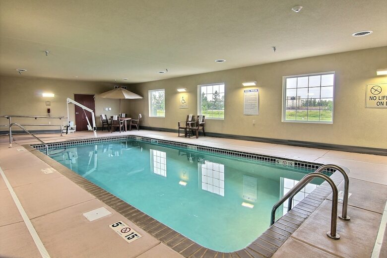 Cobblestone Hotel & Suites - Crookston