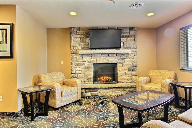 Cobblestone Hotel & Suites - Crookston