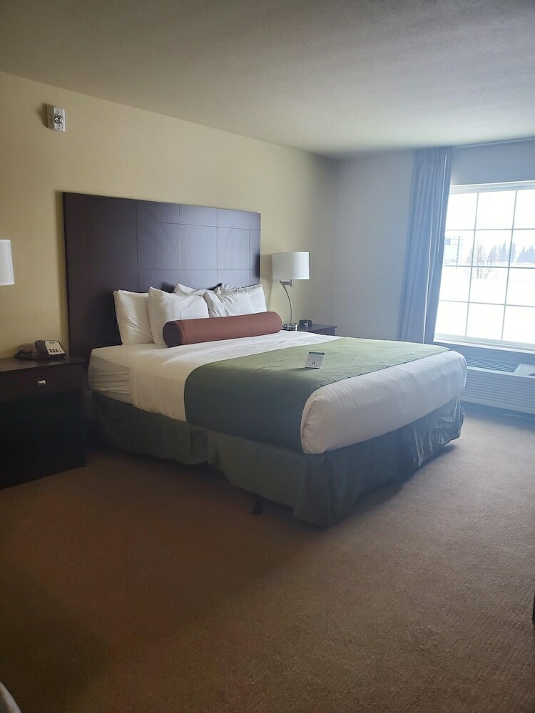 Cobblestone Hotel & Suites - Crookston