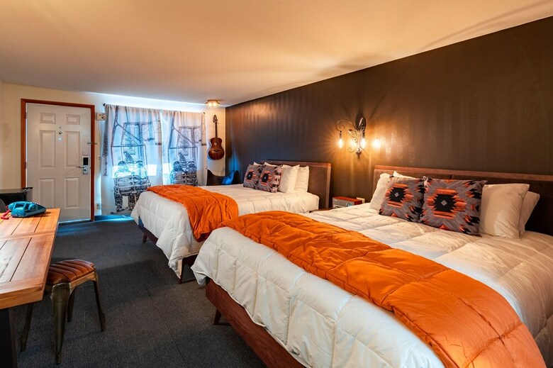 Hotel Bend Three Sisters Inn & Suites