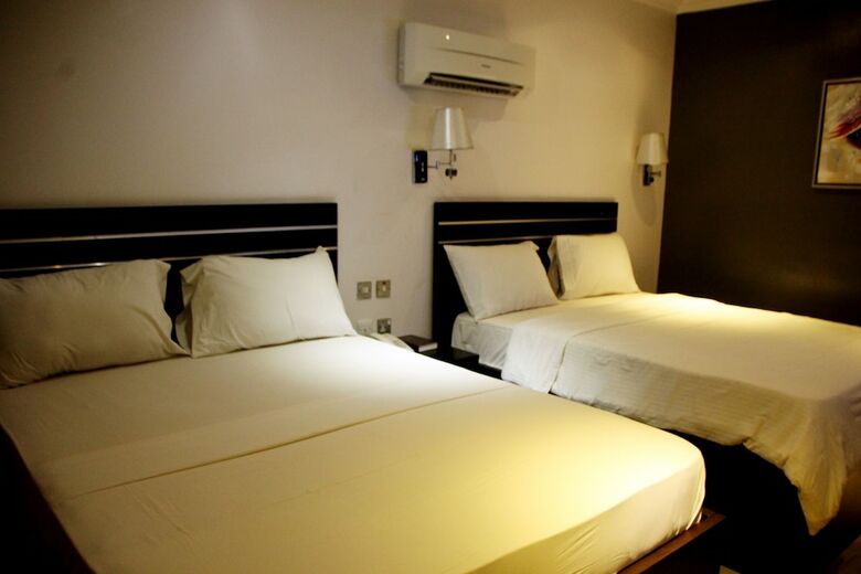 Hotel Reliance Royal Suites