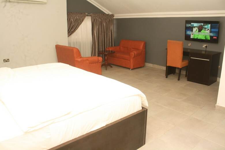 Hotel Reliance Royal Suites