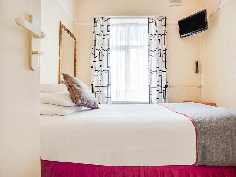 Oyo Godolphin Arms Hotel