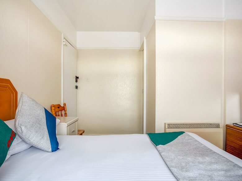 Oyo Godolphin Arms Hotel