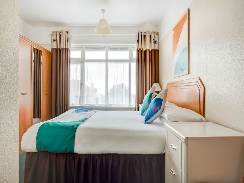 Oyo Godolphin Arms Hotel