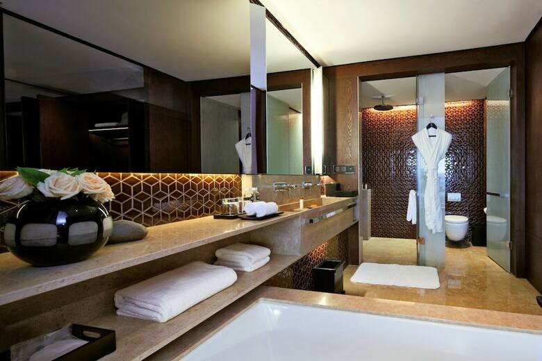Bay Breeze Hotel