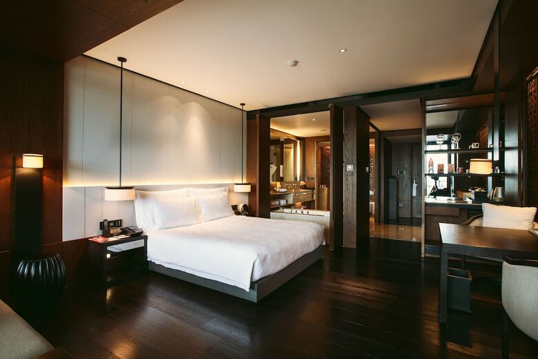 Bay Breeze Hotel
