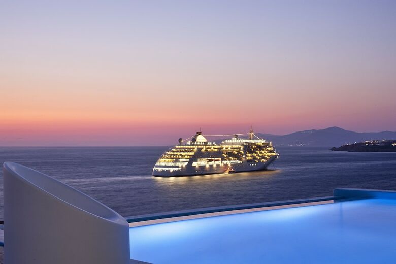 Kouros Hotel & Suites