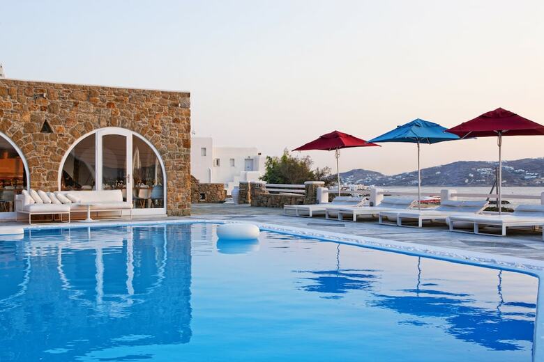 Kouros Hotel & Suites