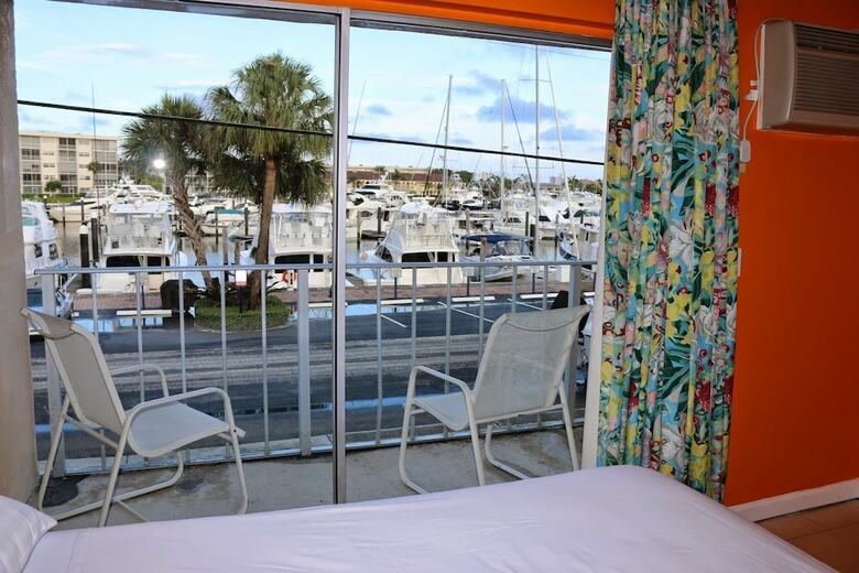 Hotel Camelot Waterfront Inn