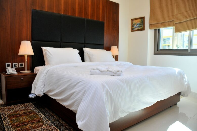 Aparthotel Dolphin Royal Suites