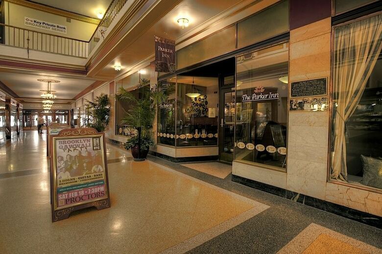 Hotel The Parker Inn & Suites