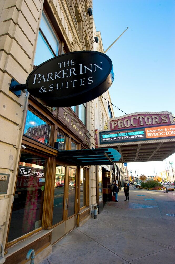 Hotel The Parker Inn & Suites