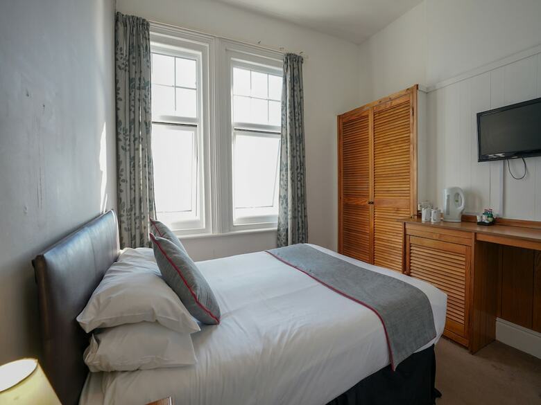 Oyo Shanklin Beach Hotel