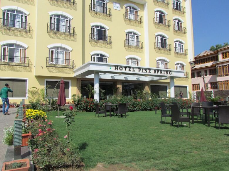 Hotel Pine Spring Wazir Bagh