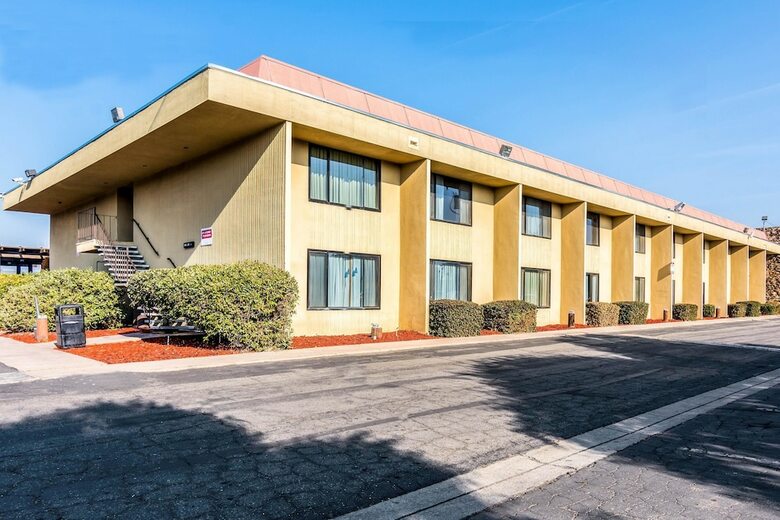 Hotel Rodeway Inn & Suites