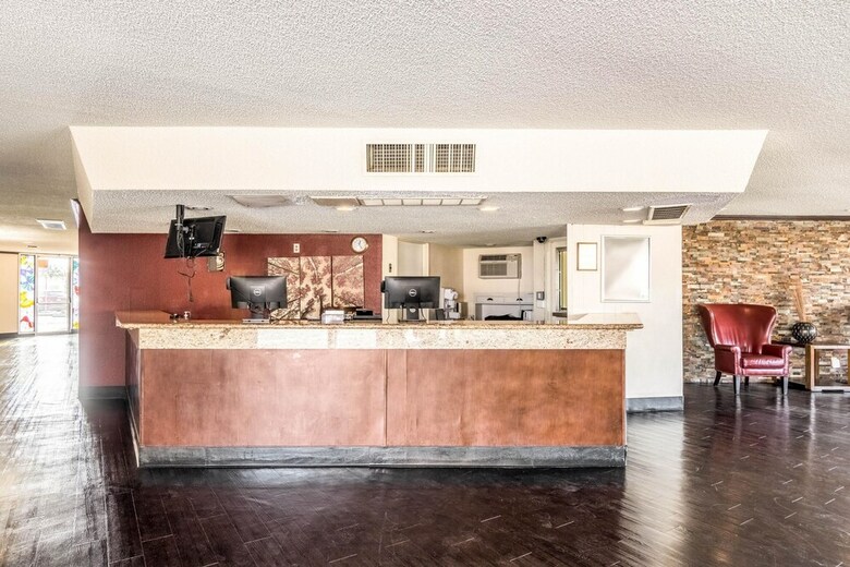 Hotel Rodeway Inn & Suites