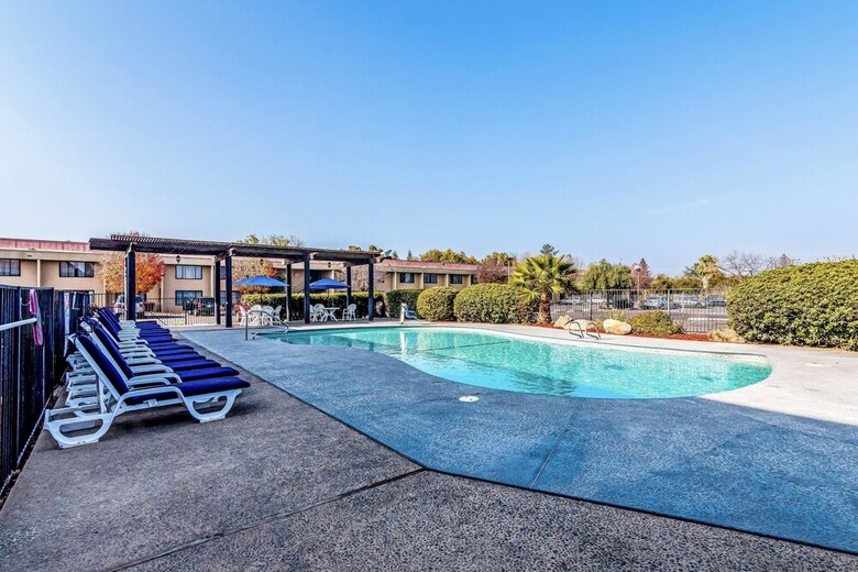 Hotel Rodeway Inn & Suites