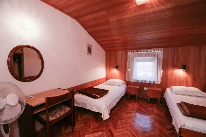 Hostal Apartments & Rooms Peranic