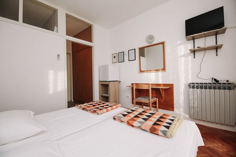 Hostal Apartments & Rooms Peranic