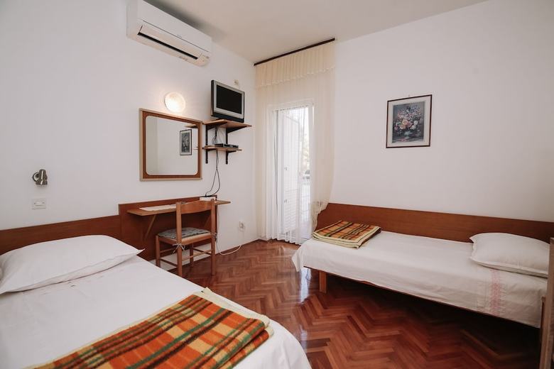 Hostal Apartments & Rooms Peranic