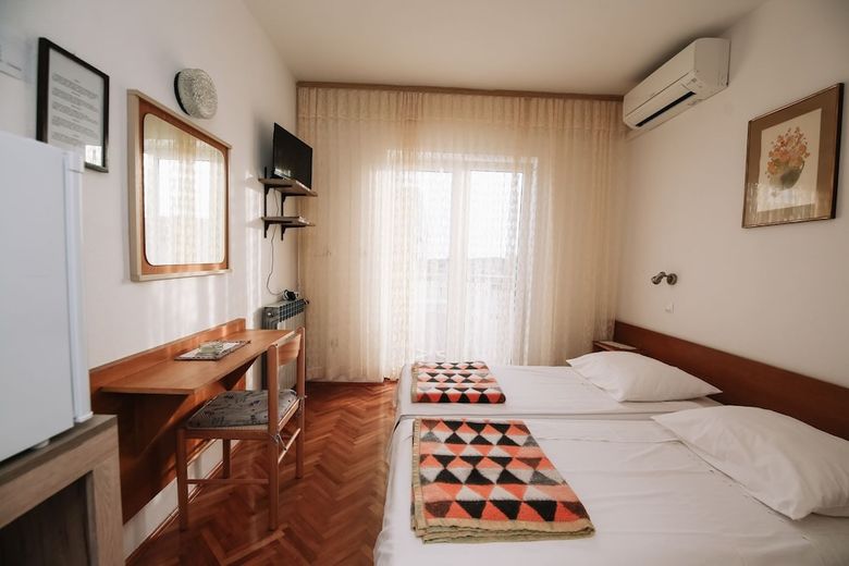 Hostal Apartments & Rooms Peranic
