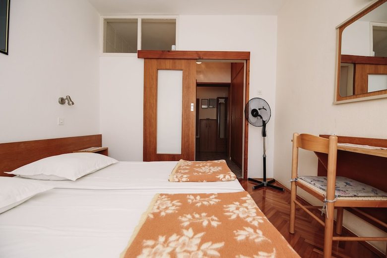 Hostal Apartments & Rooms Peranic