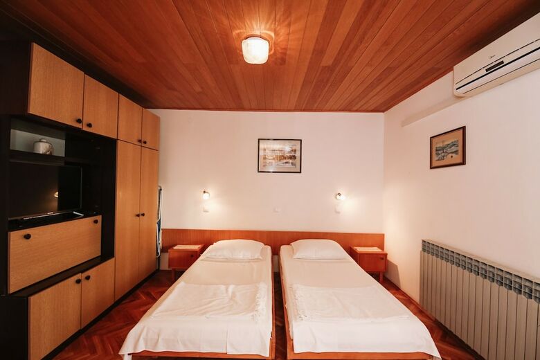 Hostal Apartments & Rooms Peranic