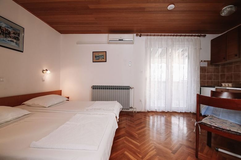 Hostal Apartments & Rooms Peranic