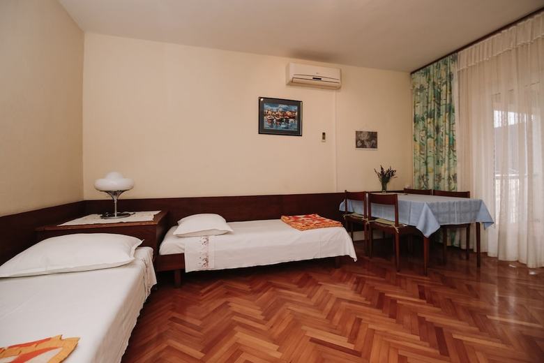 Hostal Apartments & Rooms Peranic