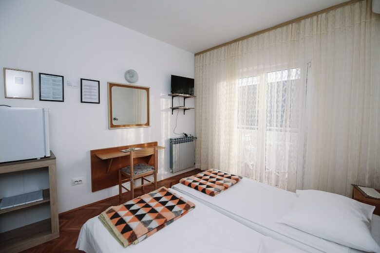 Hostal Apartments & Rooms Peranic