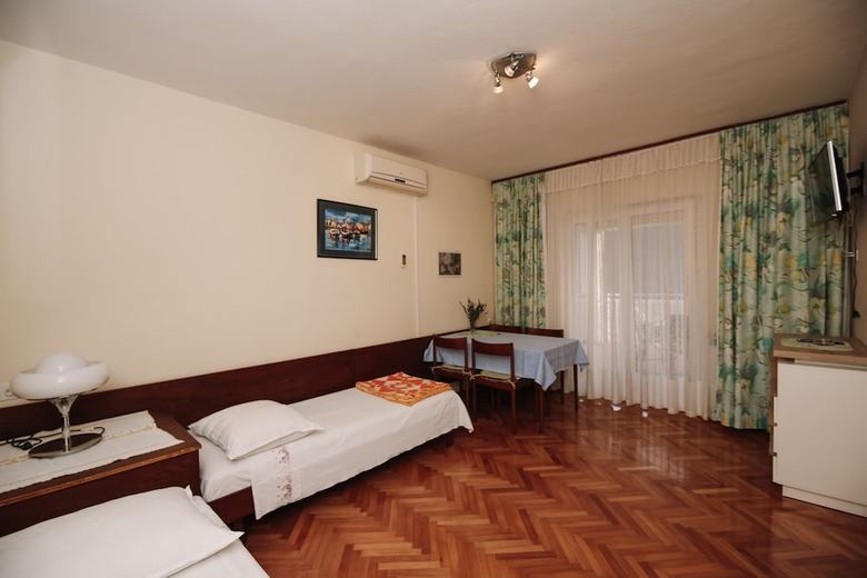 Hostal Apartments & Rooms Peranic