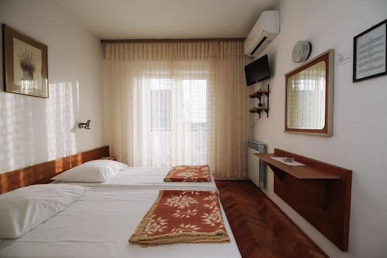 Hostal Apartments & Rooms Peranic