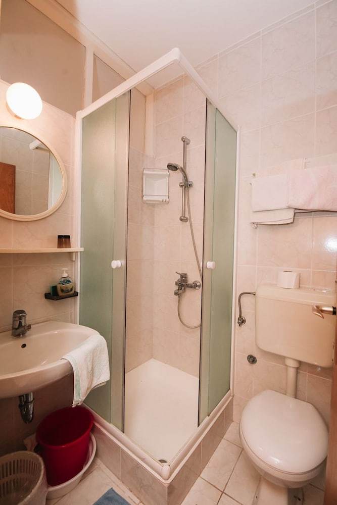 Hostal Apartments & Rooms Peranic