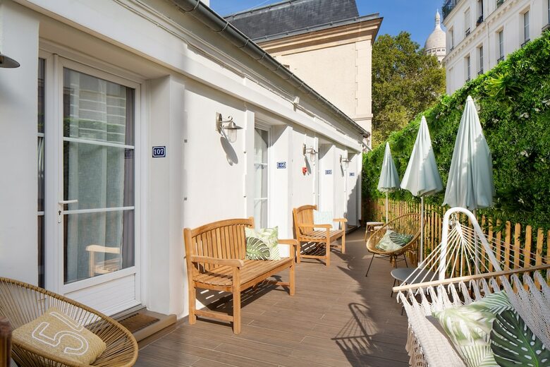 Hostal Le Village Montmartre By Hiphophostels