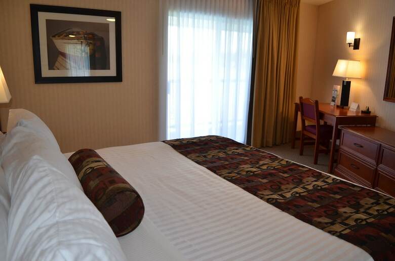 Hotel Inn On Long Lake