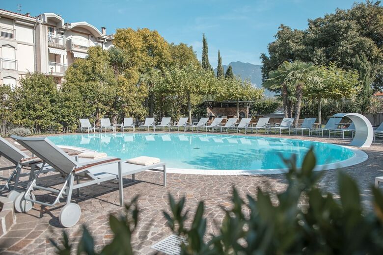Residencia 4limoni Apartment Resort
