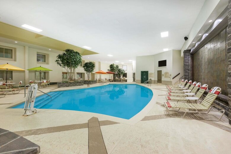 Hotel Ramada By Wyndham Des Moines Airport