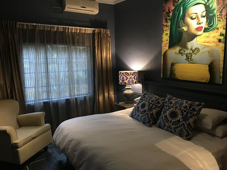 Shangri-la Country Hotel
