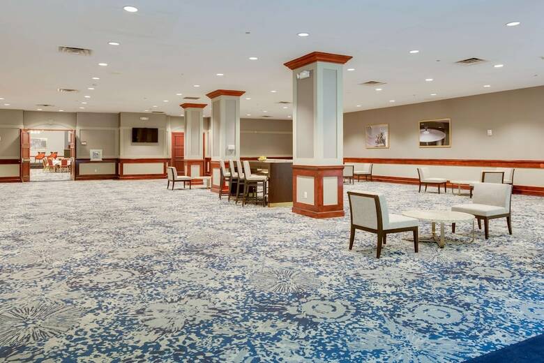 Hotel Embassy Suites Cleveland Rockside