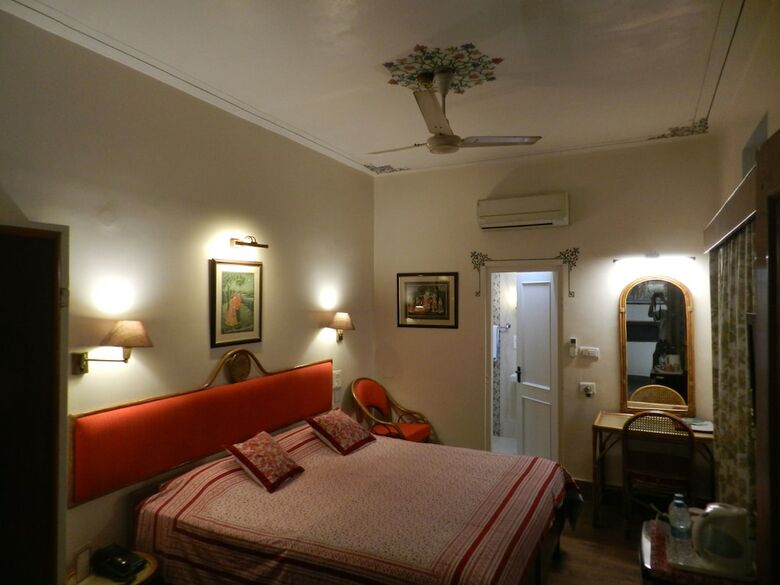 Hotel Arya Niwas