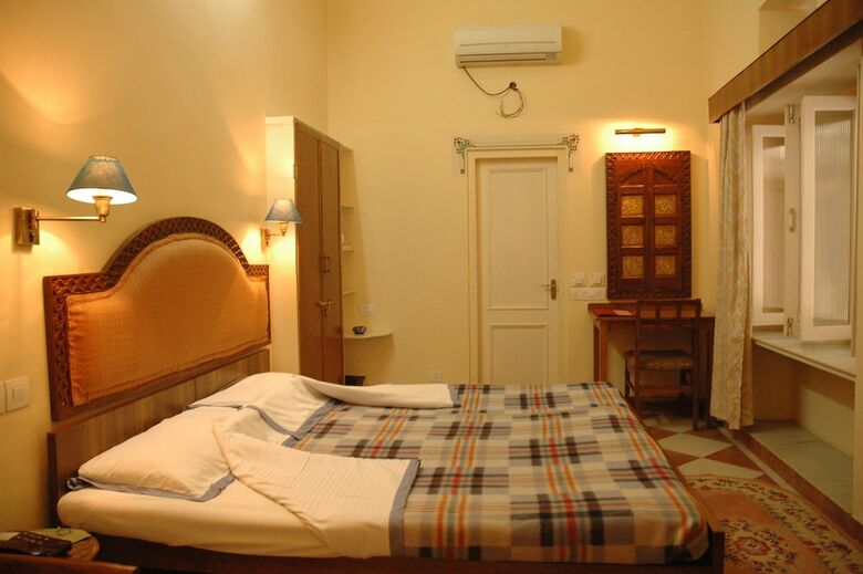 Hotel Arya Niwas
