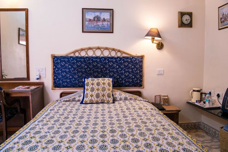 Hotel Arya Niwas